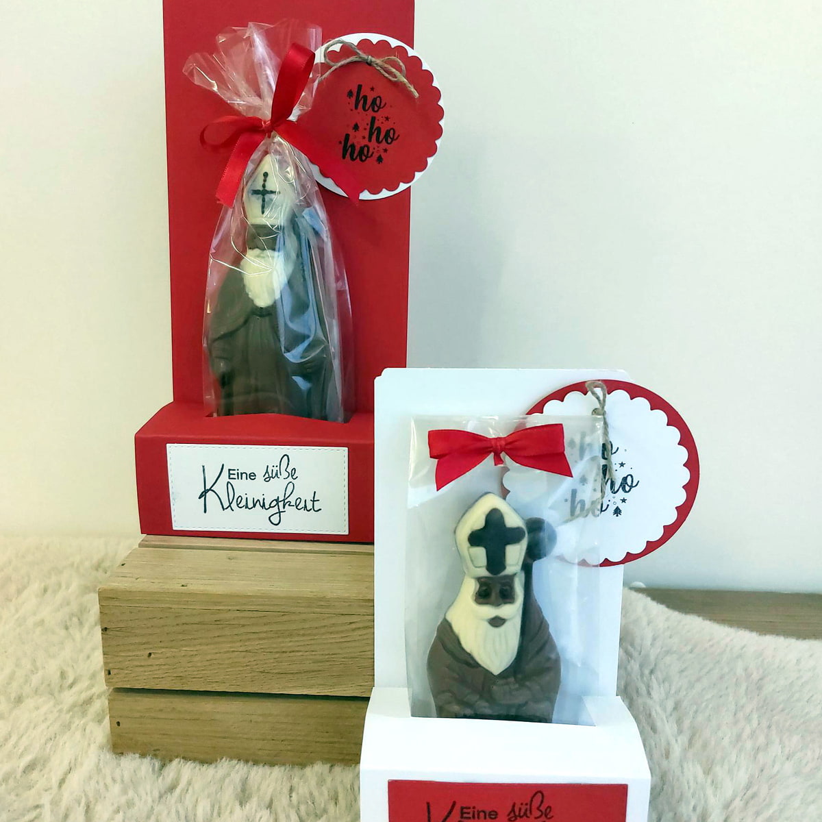 Nikolaus mit weihnachtlicher Verpackung